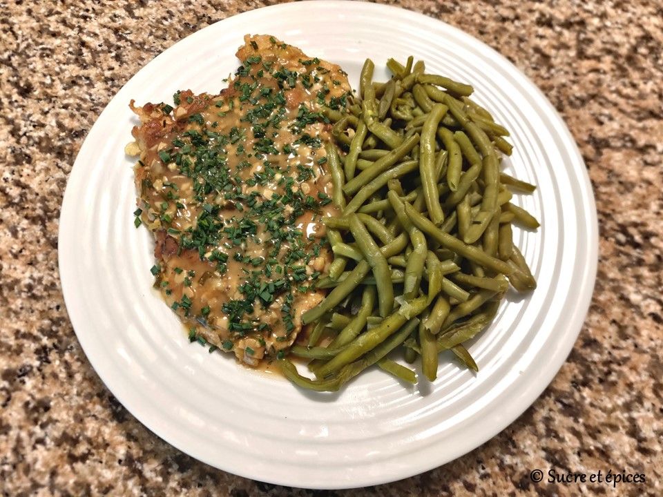 Escalopes de dinde panées à la ciboulette, en sauce au vin blanc