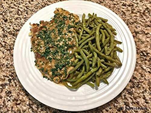 Escalopes de dinde panées à la ciboulette, en sauce au vin blanc
