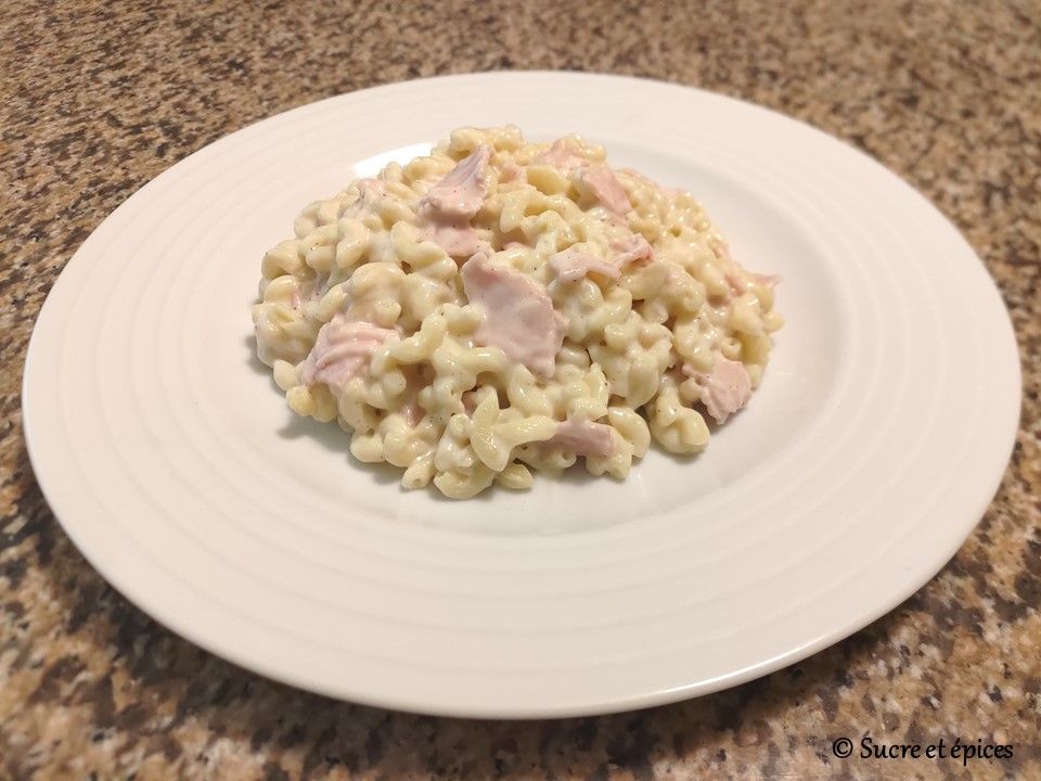Coquillettes en sauce au jambon et au fromage