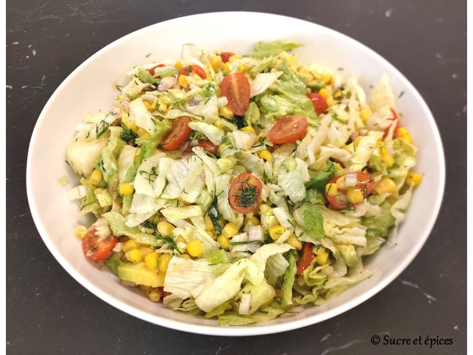 Salade à l'avocat, tomates et maïs - Recette en vidéo