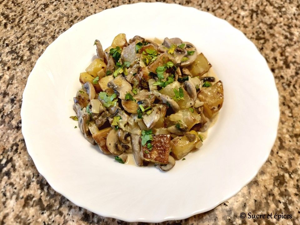 Pommes de terre sautées aux champignons en sauce crémeuse - Recette en vidéo