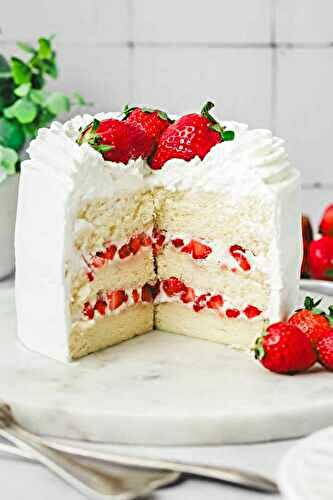 Layer cake aux fraises et fleurs fraiches