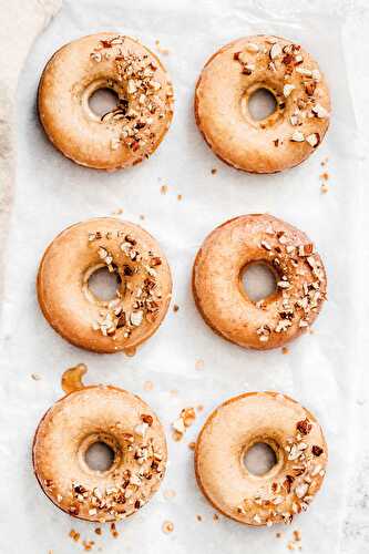 Donuts au four aux amandes et glaçage au sirop d'érable