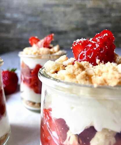 Parfait aux fraises et son crumble sans beurre