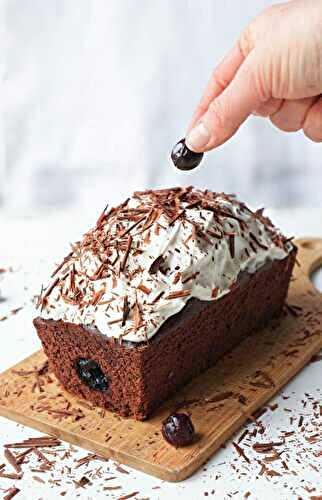 Cake forêt noire : cake chocolat et insert cerises