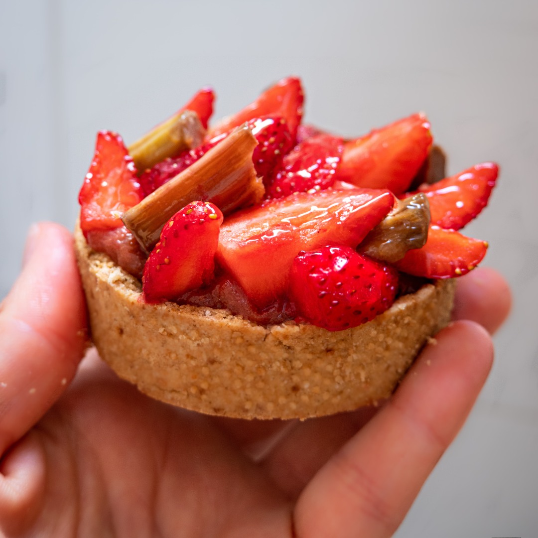 Tarte fraises rhubarbe, dessert parfait pour la fête des mères