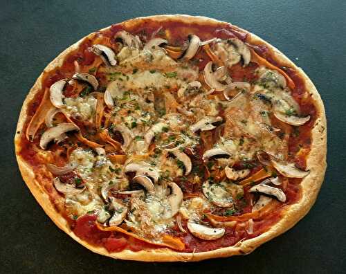 Tarte façon pizza aux légumes (tomates, carotte, champignons, oignons) et munster/morbier