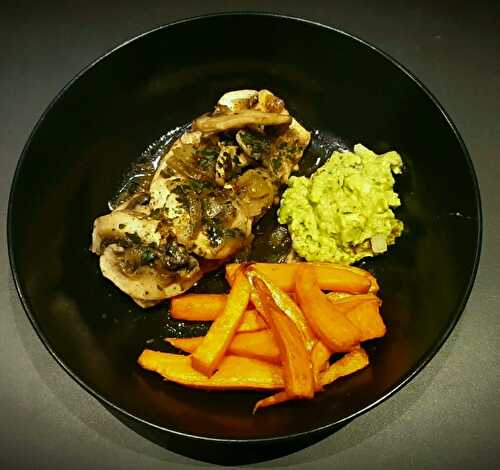 Papillote de saumon mariné à l'asiatique (avec des champignons), frites de patate douce et guacamole