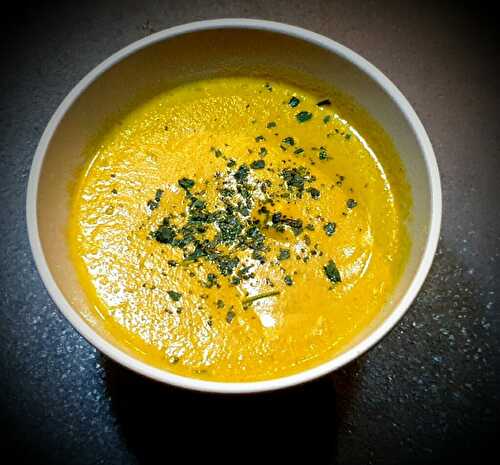 Velouté de carottes à la crème fraîche, au curry et à la coriandre