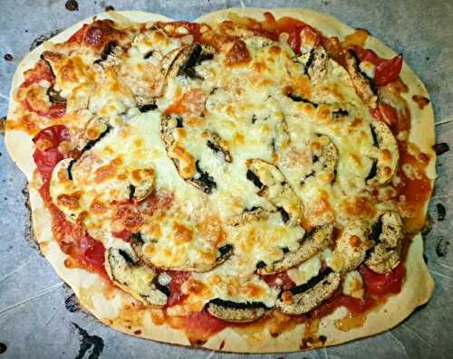 Pizza aux tomates cerises, à la mozzarella râpée et aux champignons