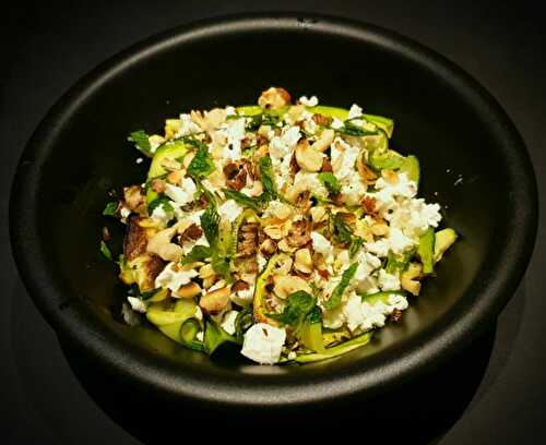 Salade de courgettes grillées, fêta, noisettes et menthe fraîche