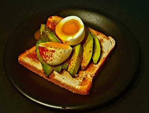 Avocado toast avec un oeuf mollet