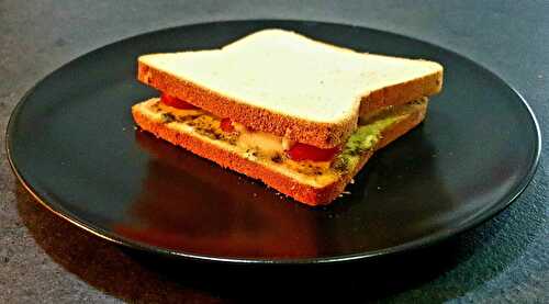 Croque-monsieur maison au four avec pesto, tomate et mozzarella