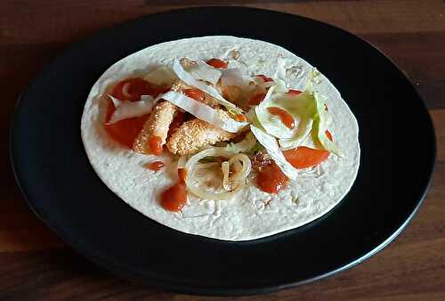 Galettes de fajitas maison. Tortillas mexicaines poulet, avocat et tomate