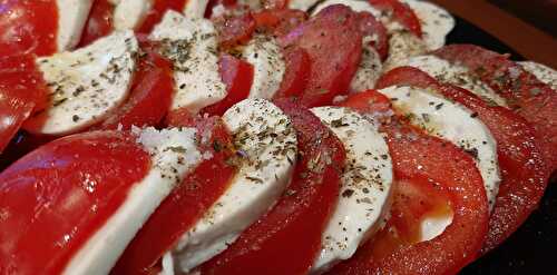 Salade de tomates à la mozzarella et basilic (ou salade caprese)
