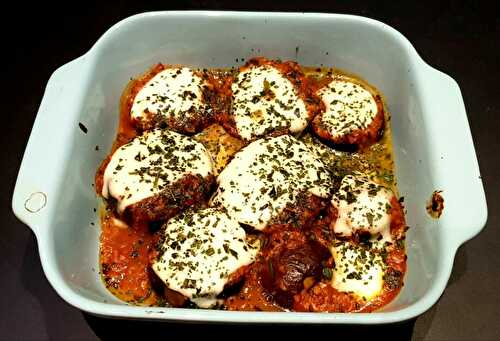 Aubergines au four gratinées à la sauce tomate, mozzarella et basilic