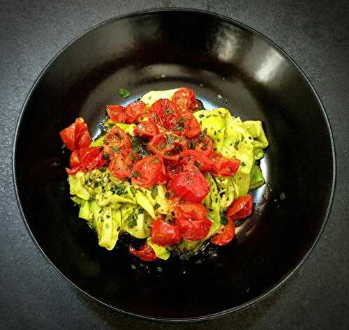 Tagliatelles de courgettes au pesto vert et tomates cerises au four