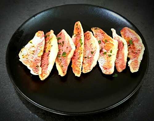 Filets de rougets frits à la poêle. Un poisson délicieux