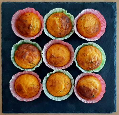 Mini muffins salés à base de tomate et basilic. Pour un apéritif healthy et végétarien