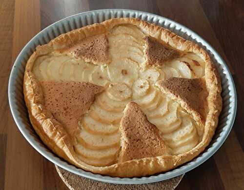 Tarte aux poires fraîches avec poudre d'amande et pâte feuilletée