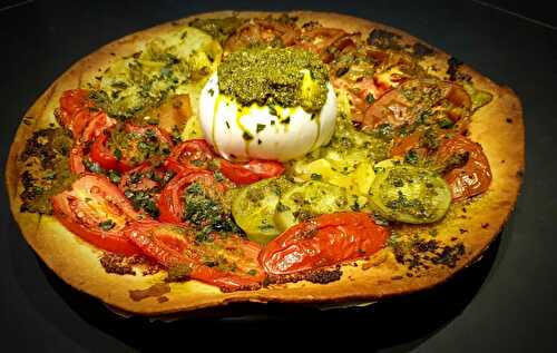 Tarte aux tomates colorées, pesto et burrata