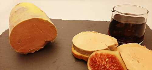 Foie gras mi-cuit. Une recette de chef avec un foie de canard du sud-ouest cru et éveiné