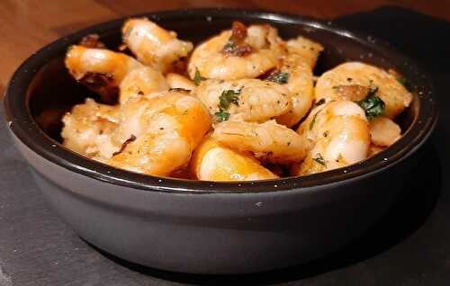 Gambas al pil pil. Tapas de crevettes grillées à l'Andalouse.