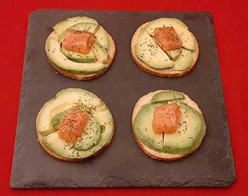 Canapés avocat saumon fumé. Une idée de toasts pour un apéro