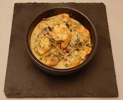 Crevettes marinées à la poêle avec ail, persil et lait de coco