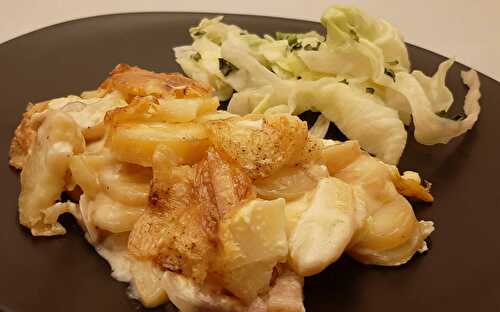 Tartiflette. Recette savoyarde traditionnelle (pommes de terre, lardons, oignons et reblochon)