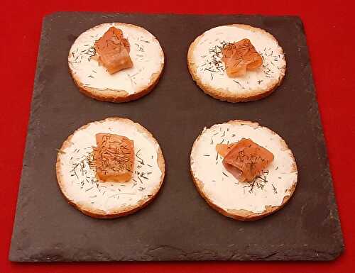 Toast saumon fromage frais (Boursin, St Môret, Kiri). Amuse-bouche pour un apéritif