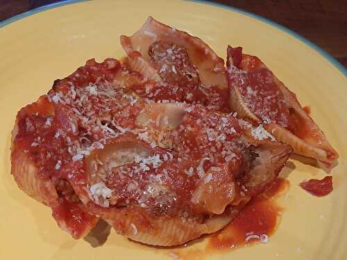 Conchiglioni farcis avec viande hachée et sauce tomate