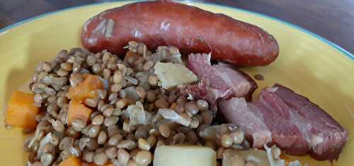 Lentilles blondes avec saucisses, lard, carottes, poireaux et pommes de terre