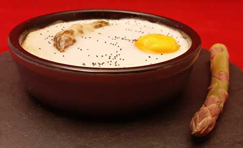 Recette œuf cocotte aux asperges vertes. Cuisson au four avec crème et parmesan