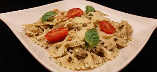 Pâtes au pesto. Une recette de salade italienne gourmande