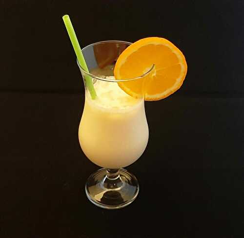 Piña colada. Une recette de cocktail avec rhum, lait de coco et jus d'ananas.