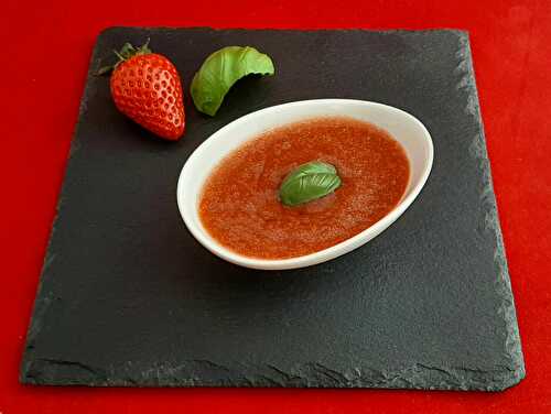Soupe de fraise ciflorette et basilic. Une recette d'entrée ou de dessert à servir en été