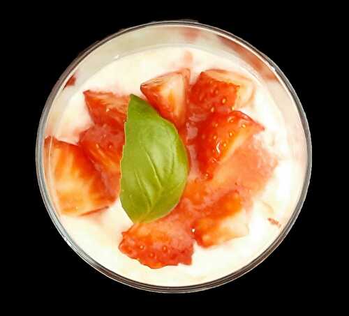 Verrine mascarpone fraise. Une recette avec des Mara des bois pour un dessert léger après un repas lourd.