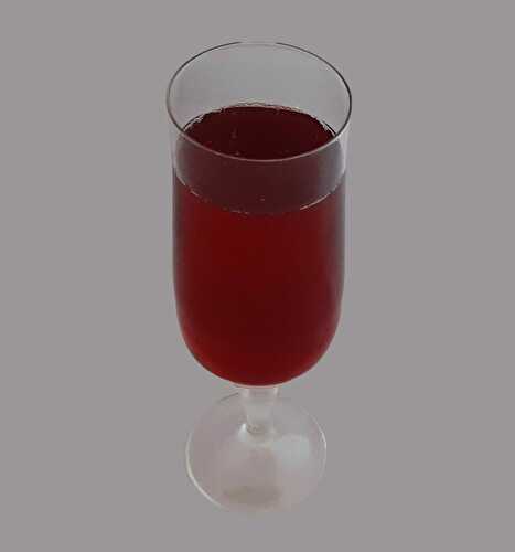 Kir Breton. Une recette de boisson au cidre et crème de cassis