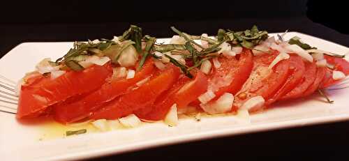 Salade de tomates estivale. Une recette simple et rafraichissante.