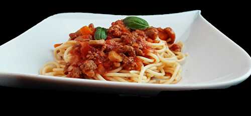 Spaghettis bolognaise maison. Une recette de pâtes Italienne.