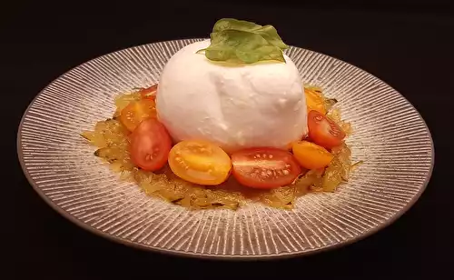 Mozzarella di bufala. Une recette d'entrée froide gastronomique facile.