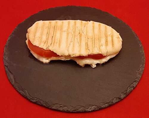 Panini tomate mozza. Une idée de recette de sandwich chaud.