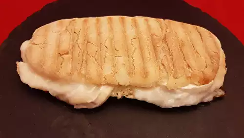Sandwich végétarien chaud. Une recette de panini aux 3 fromages (chèvre, mozzarella et gruyère)