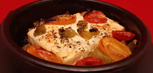 Feta au four. Une recette grecque avec tomates cerises, poivron et miel.