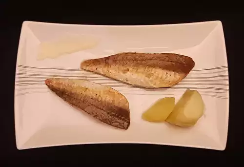 Filets de rouget grondin au four. Une recette de poisson économique et savoureuse.