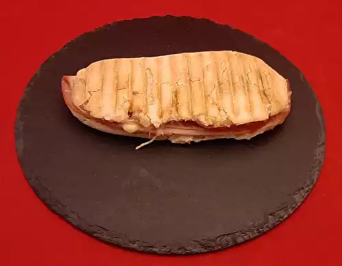 Recette panini jambon blanc, tomate et gruyère. Une recette de petit sandwich maison.