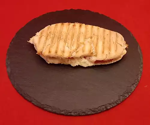 Sandwich au thon, tomate et gruyère. Une recette avec une machine à panini.