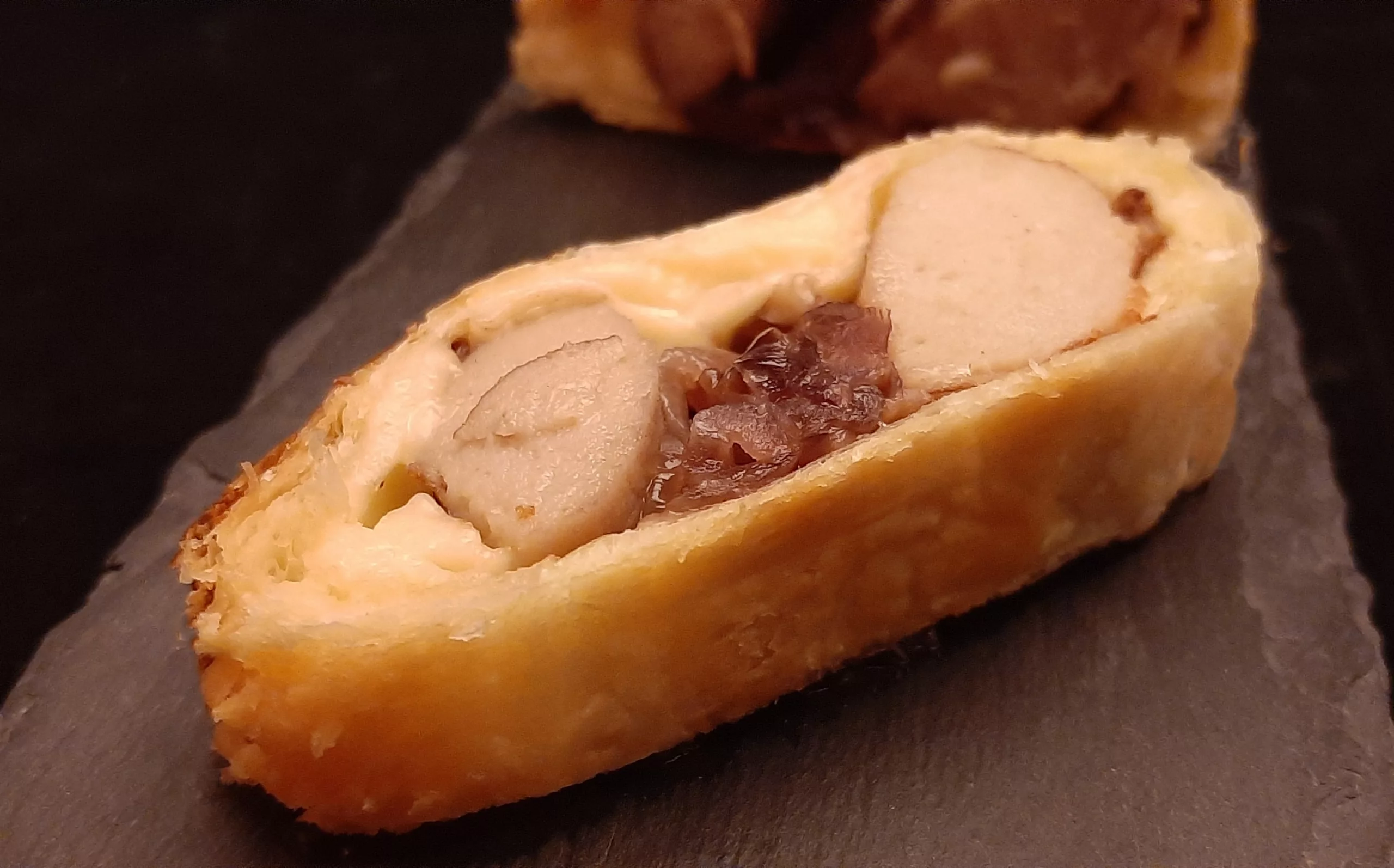 Amuse-bouche pâte feuilletée au boudin blanc et oignons rouges. Une recette pour l'apéritif.