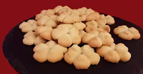 Biscuits pistache. Une recette de petits sablés moelleux réalisés à la presse.